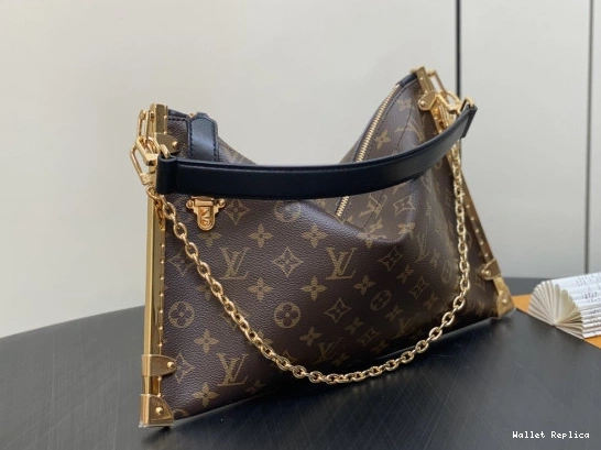 Affordable VUITTON Lucky LOUIS Trunk 0822